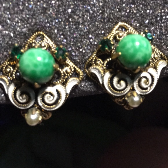 Vintage  gold tone filigree earrings with stone - Picture 3 of 5